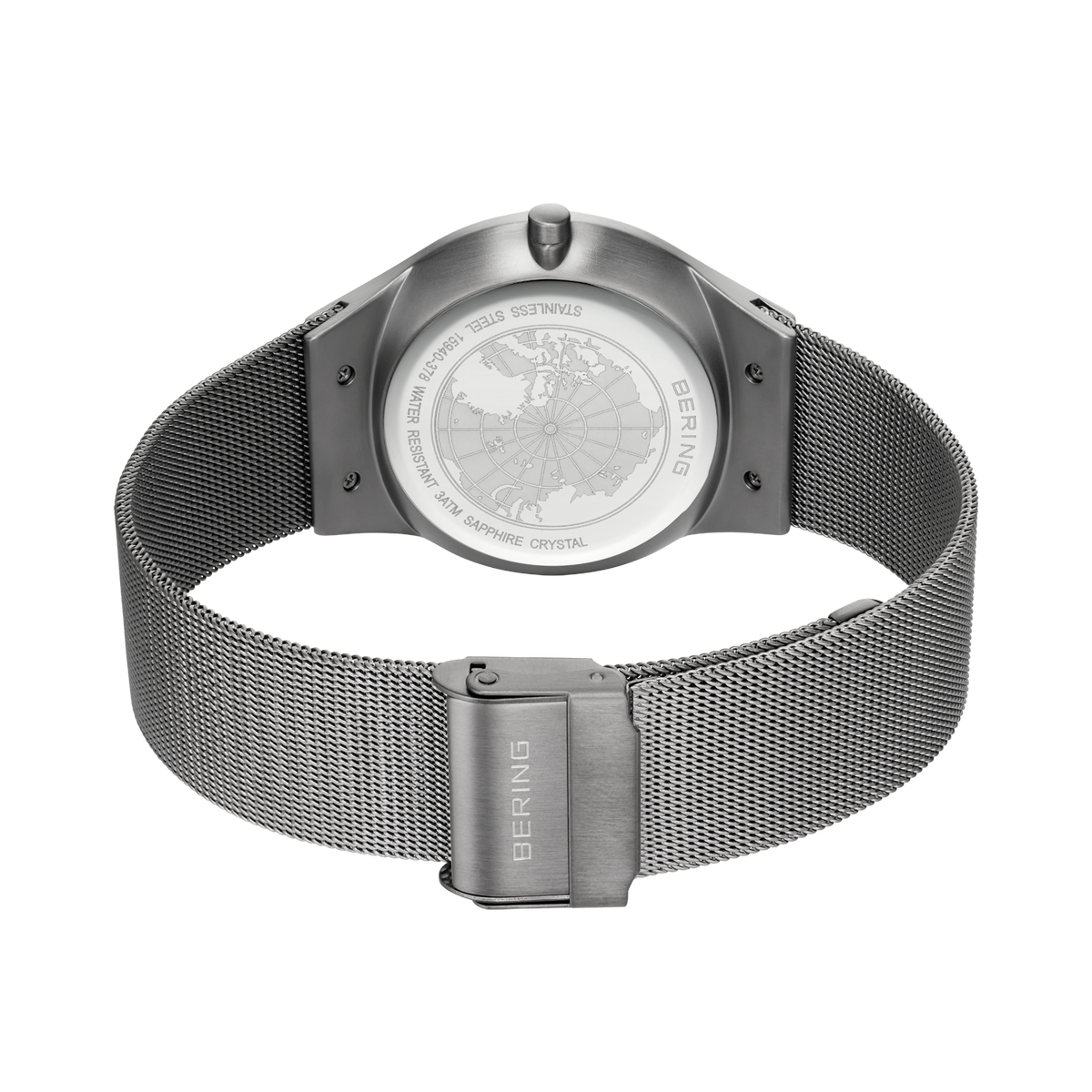 Reloj con pulsera de malla plateada, vista trasera mostrando el fondo
