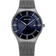 Reloj con pulsera de malla plateada, esfera azul marino, manecillas blancas e índices horarios, ventana de fecha