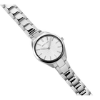Sølvglinsende stålarmbåndsur med sort bezel og hvid urskive med radiære stregmærker, diagonalt vist.