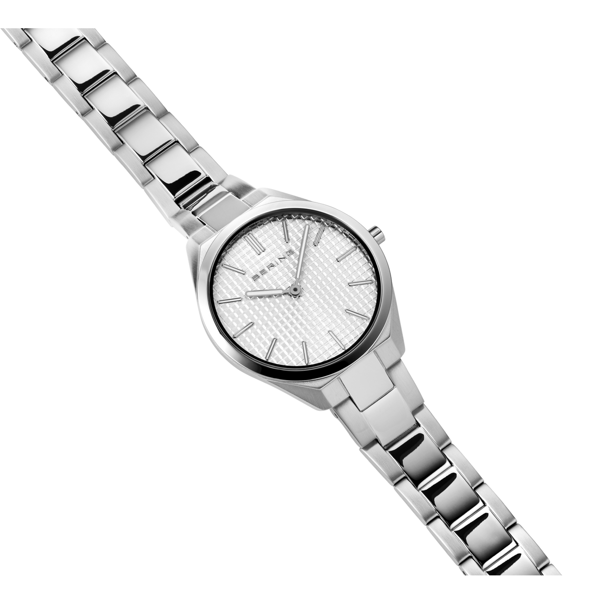Sølvglinsende stålarmbåndsur med sort bezel og hvid urskive med radiære stregmærker, diagonalt vist.