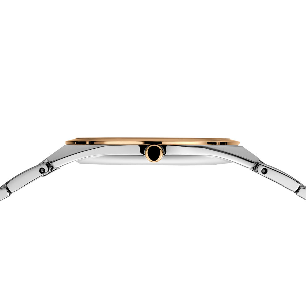Uret i sidevisning med rosaguldt bezel, sølvbånd og krondetalje.