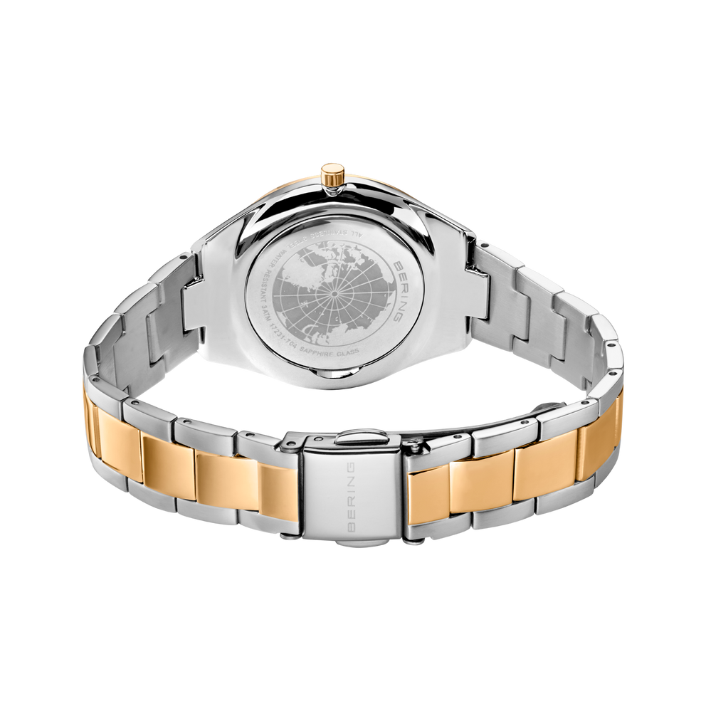 Ure bagfra med to-tone armbånd og transparent bund med synligt urværk.