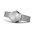 Orologio con cinturino maglia argentato fotografato in angolazione, quadrante minimalista