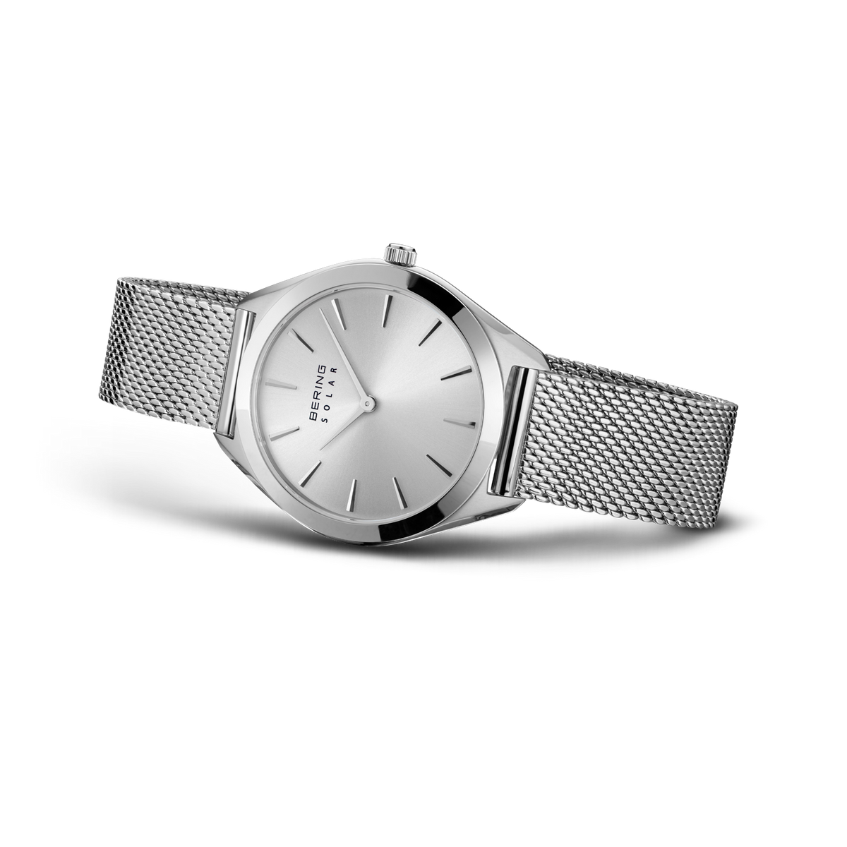 Orologio con cinturino maglia argentato fotografato in angolazione, quadrante minimalista