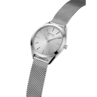 Orologio BERING con cassa rotonda argentata, quadrante minimalista e cinturino maglia metallica, vista angolata.