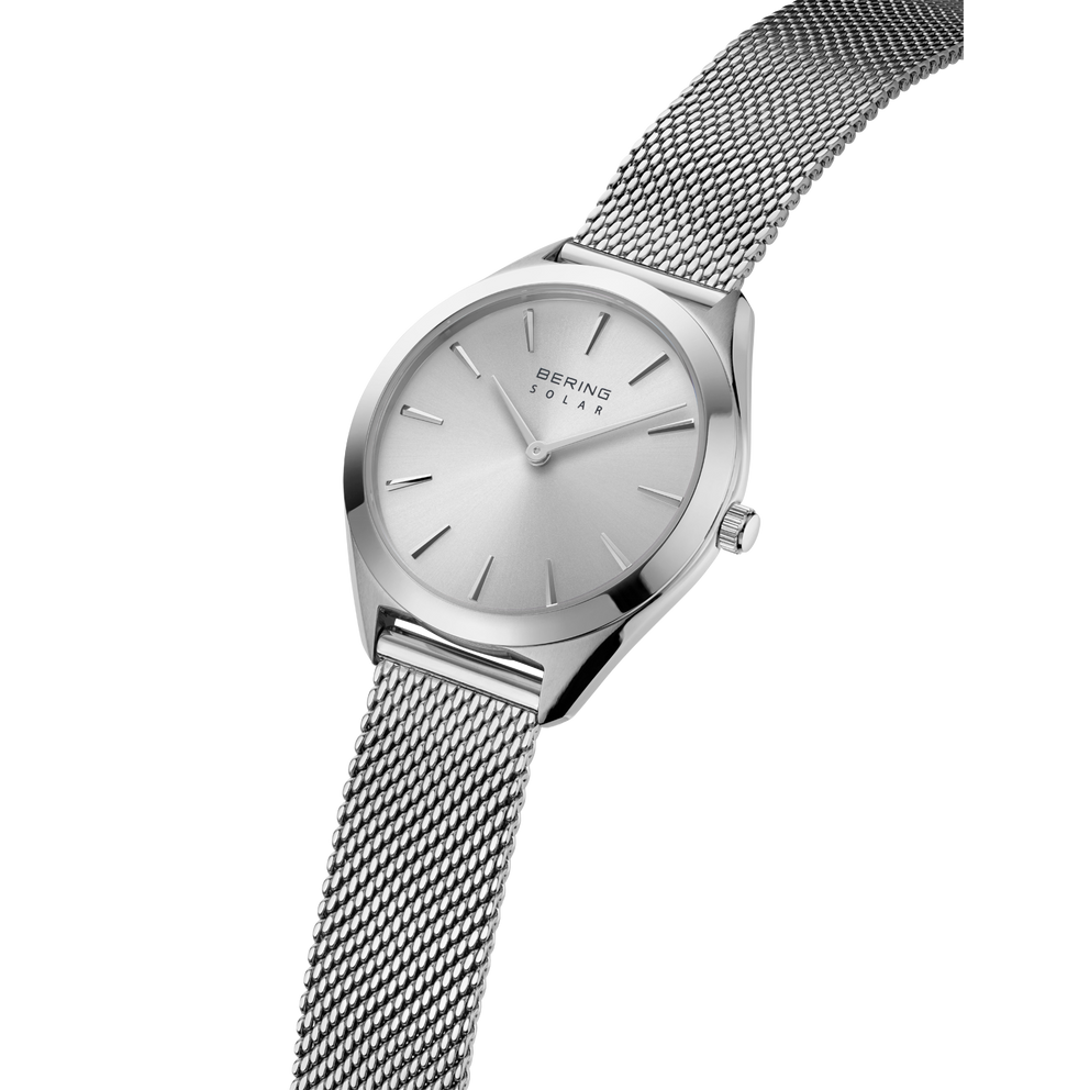 Orologio BERING con cassa rotonda argentata, quadrante minimalista e cinturino maglia metallica, vista angolata.