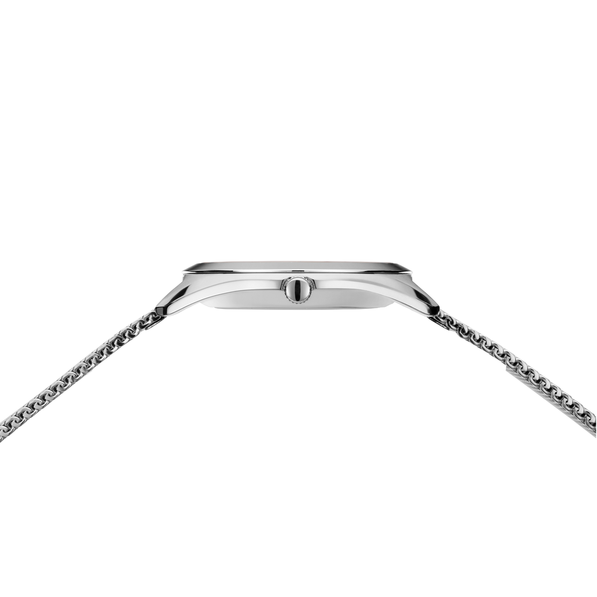 Cassa orologio rettangolare argentata con cinturino a maglie metalliche, fotografata di profilo.