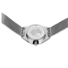 Orologio visto dall'alto con cinturino a maglie metalliche su entrambi i lati e cassa argento.