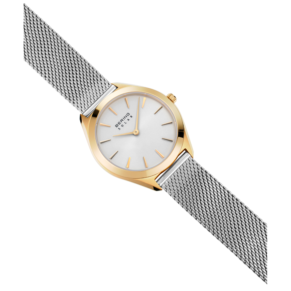Orologio BERING con cassa dorata, quadrante bianco e cinturino mesh, vista angolata