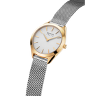 Orologio BERING con cassa color oro rosa e quadrante bianco, visto di lato con cinturino maglia