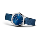 Orologio color argento con quadrante blu e cinturino in maglia metallica blu, vista a tre quarti.