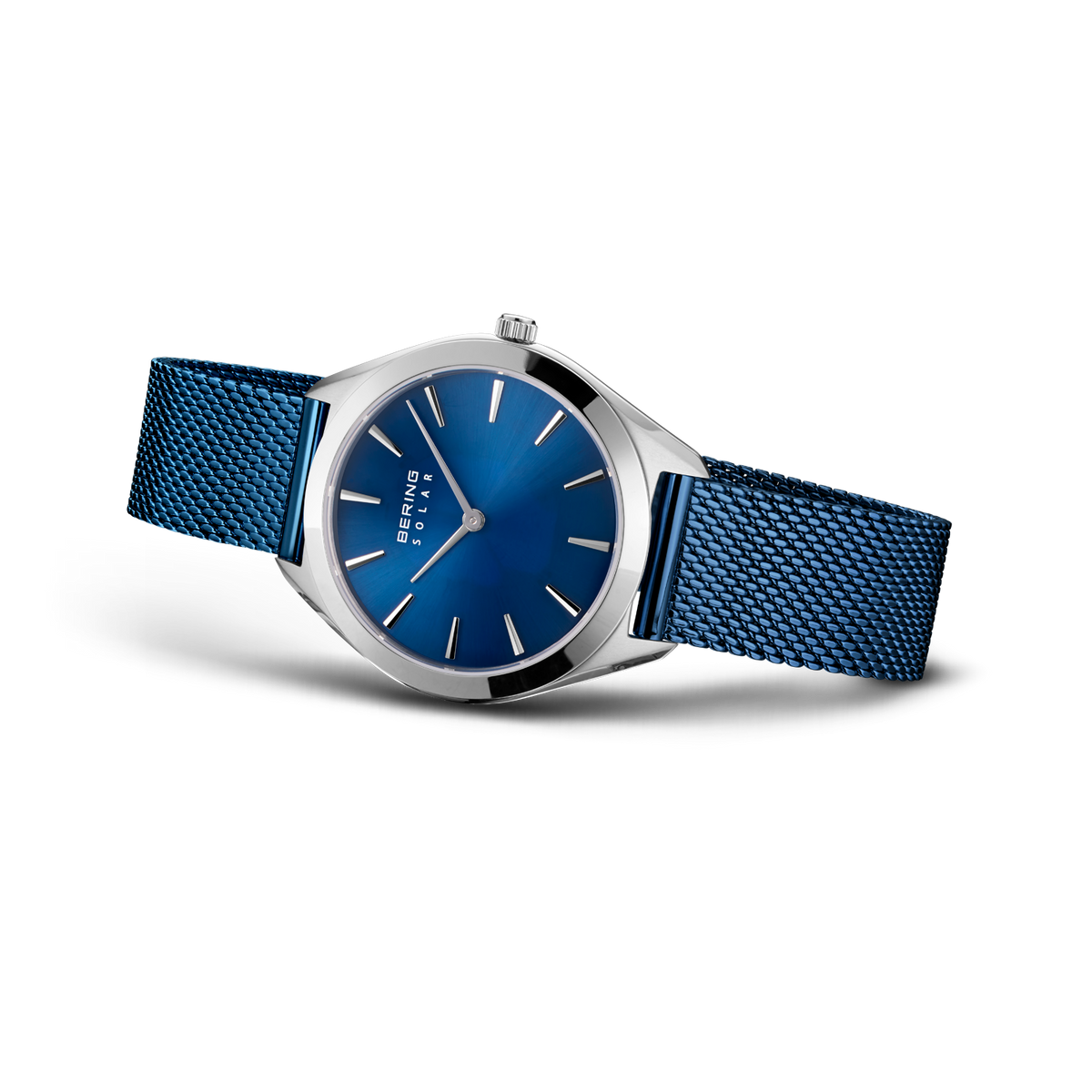Orologio color argento con quadrante blu e cinturino in maglia metallica blu, vista a tre quarti.