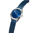 Orologio da polso con quadrante blu e cassa argentata, cinturino mesh blu in primo piano