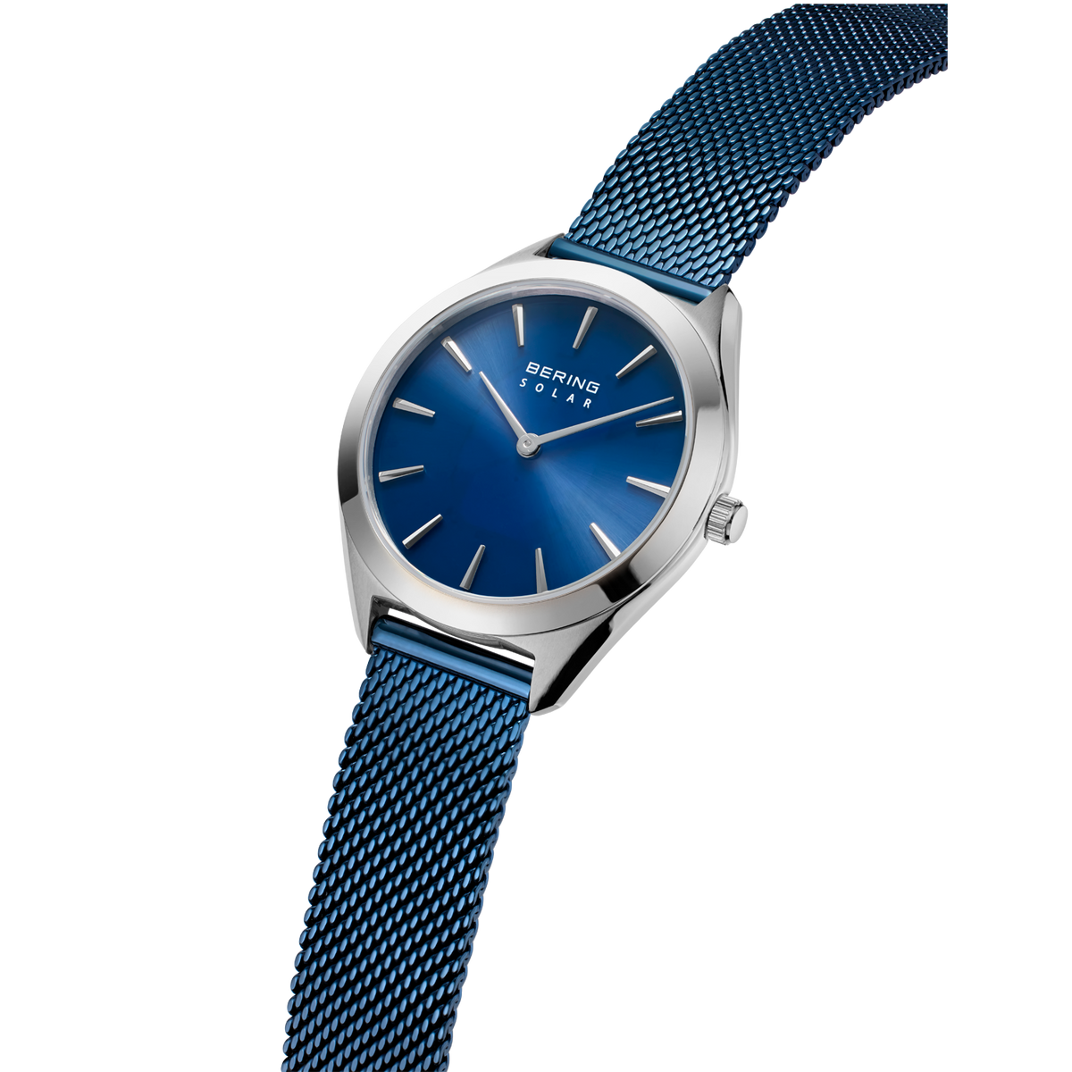 Orologio da polso con quadrante blu e cassa argentata, cinturino mesh blu in primo piano