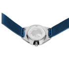 Orologio argentato con cassa rotonda e quadrante bianco, cinturino mesh blu scuro, vista dall'alto