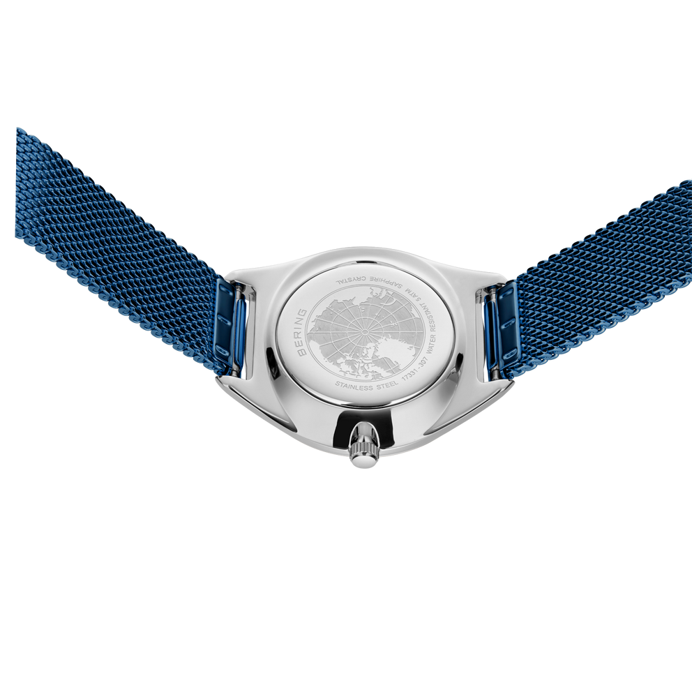 Orologio argentato con cassa rotonda e quadrante bianco, cinturino mesh blu scuro, vista dall'alto