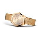Orologio dorato con quadrante rotondo e cinturino a maglie metalliche, vista angolata