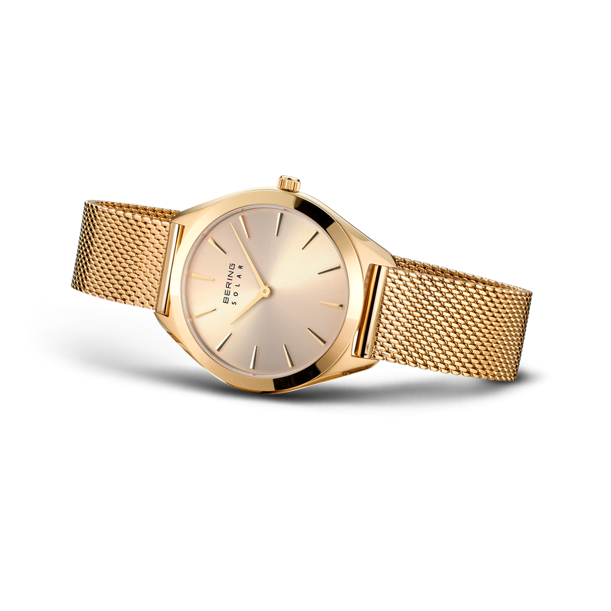Orologio dorato con quadrante rotondo e cinturino a maglie metalliche, vista angolata