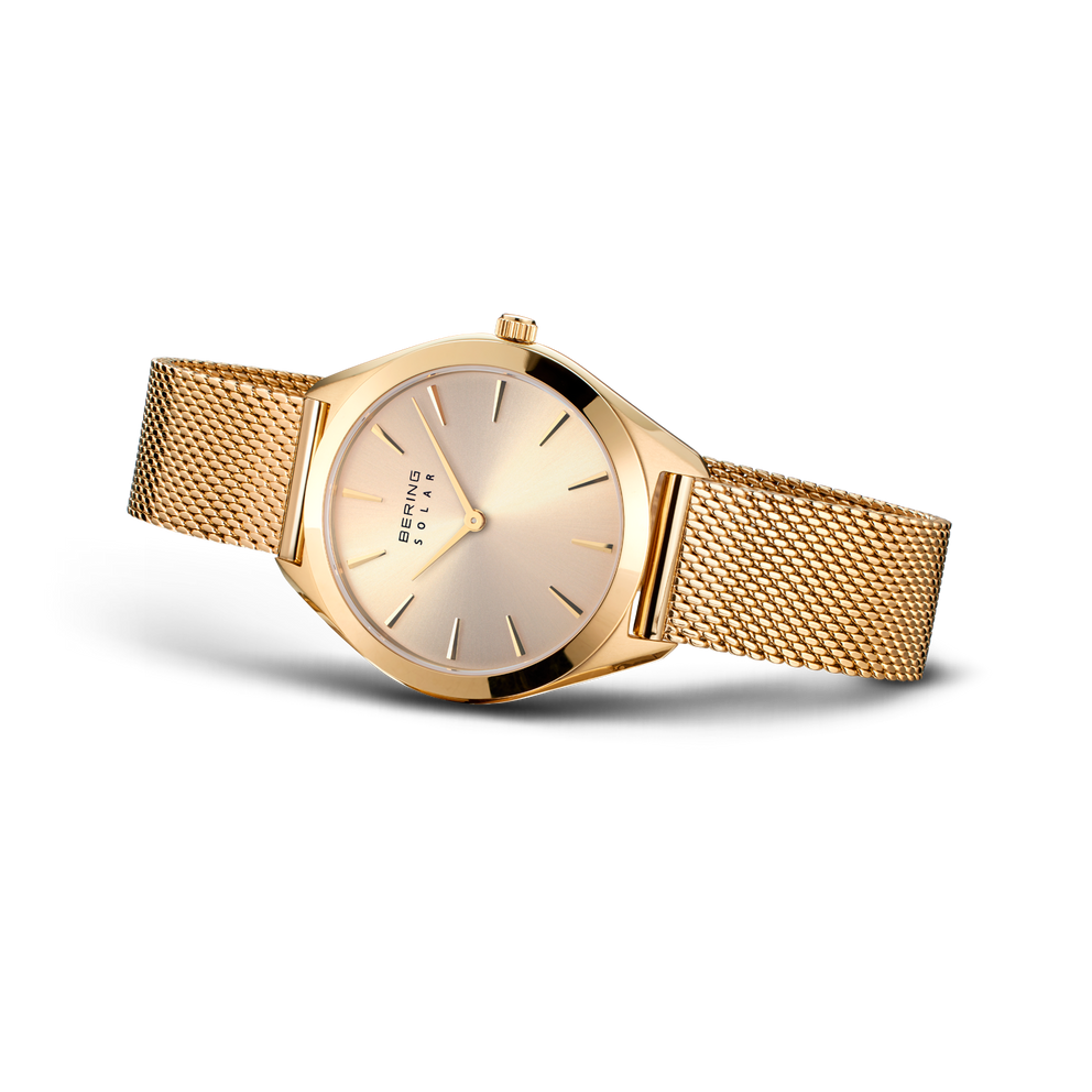 Orologio dorato con quadrante rotondo e cinturino a maglie metalliche, vista angolata