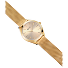 Orologio dorato con cinturino a maglia in vista angolata, cinturino metallico strutturato e quadrante minimalista