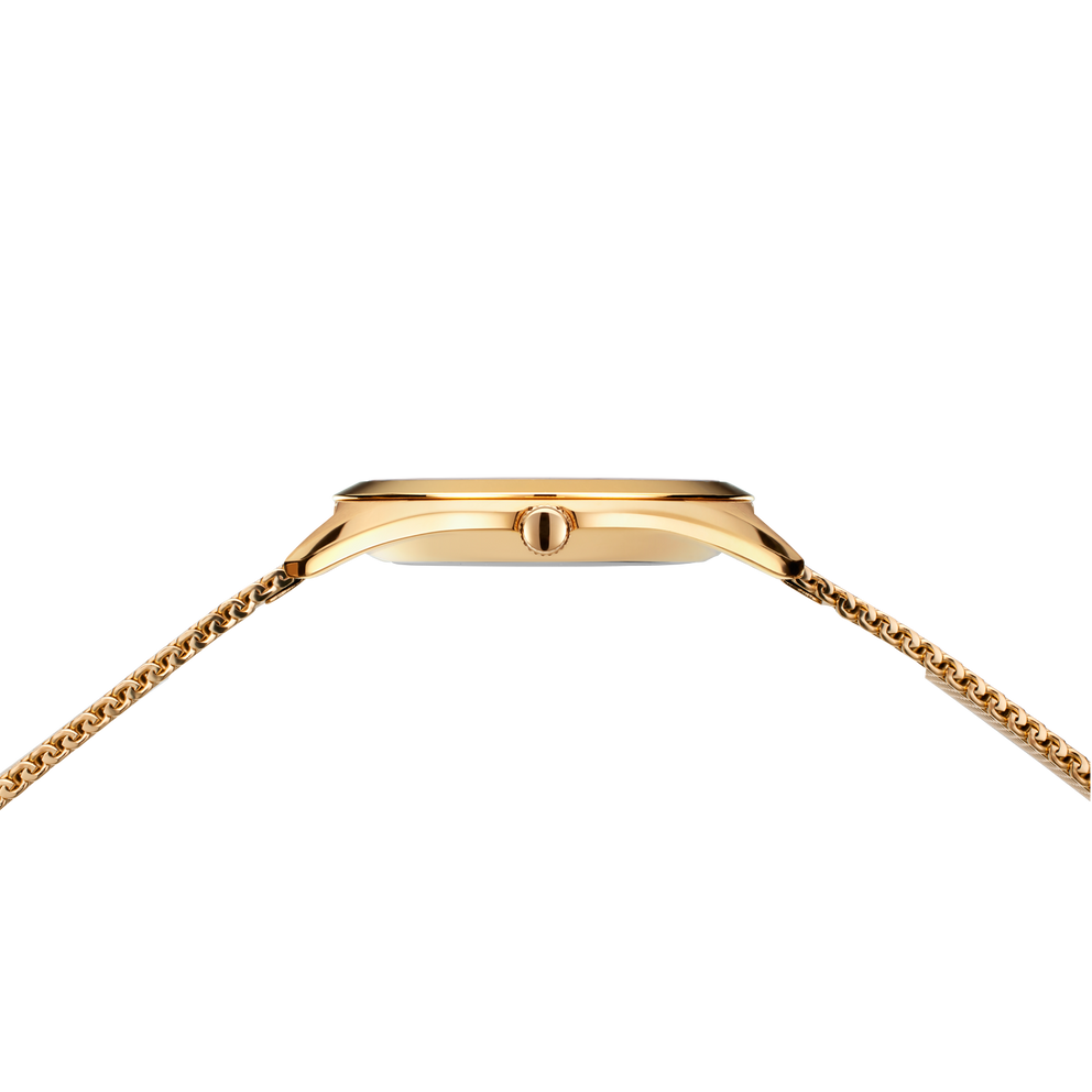 Cassa orologio rettangolare dorata con bracciale a catena, vista dall'alto mostra profilo e attacco della catena.