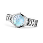 Orologio da polso BERING con quadrante blu chiaro, cassa in acciaio e cinturino in acciaio a tre maglie, vista frontale