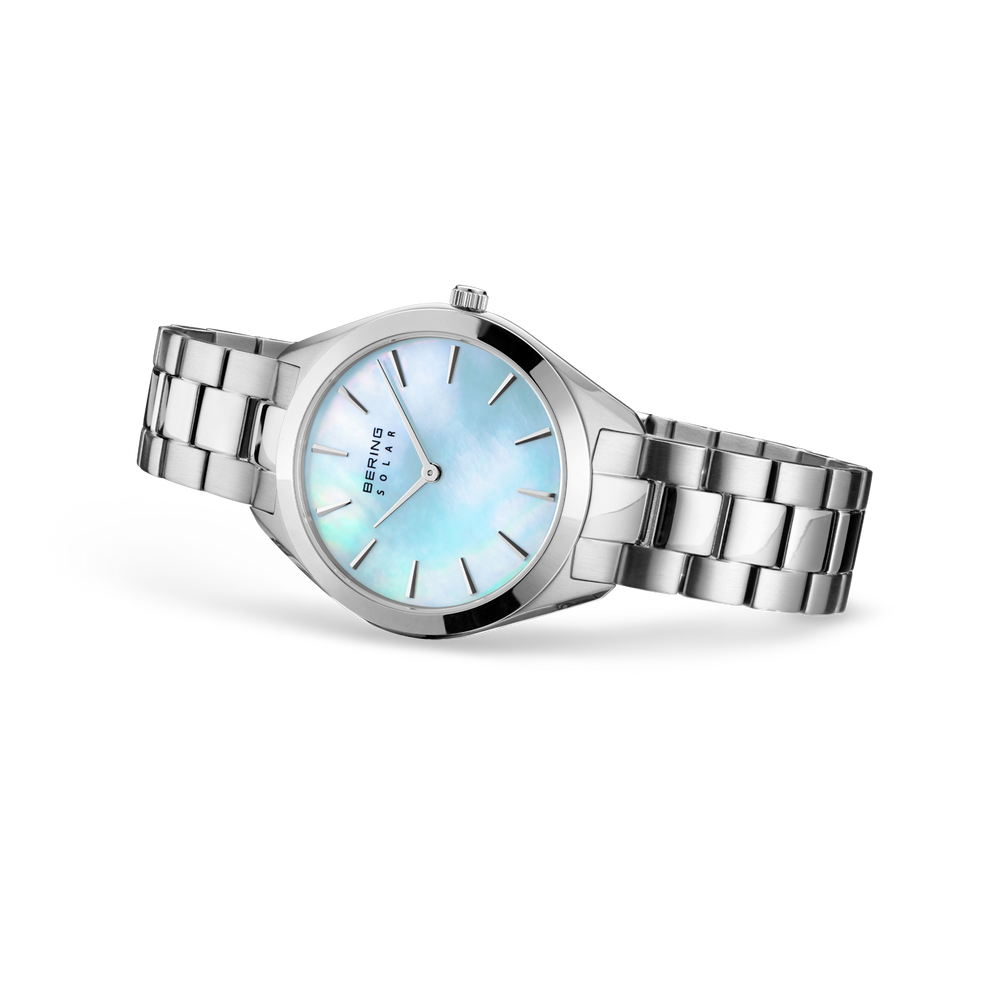 Orologio da polso BERING con quadrante blu chiaro, cassa in acciaio e cinturino in acciaio a tre maglie, vista frontale