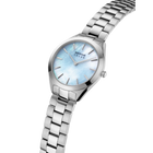 Orologio da polso in acciaio inossidabile argentato con quadrante azzurro chiaro, fotografato da angolazione.
