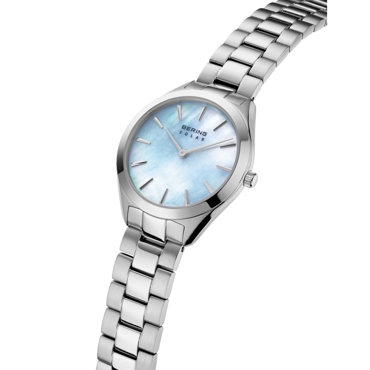 Orologio da polso in acciaio inossidabile argentato con quadrante azzurro chiaro, fotografato da angolazione.