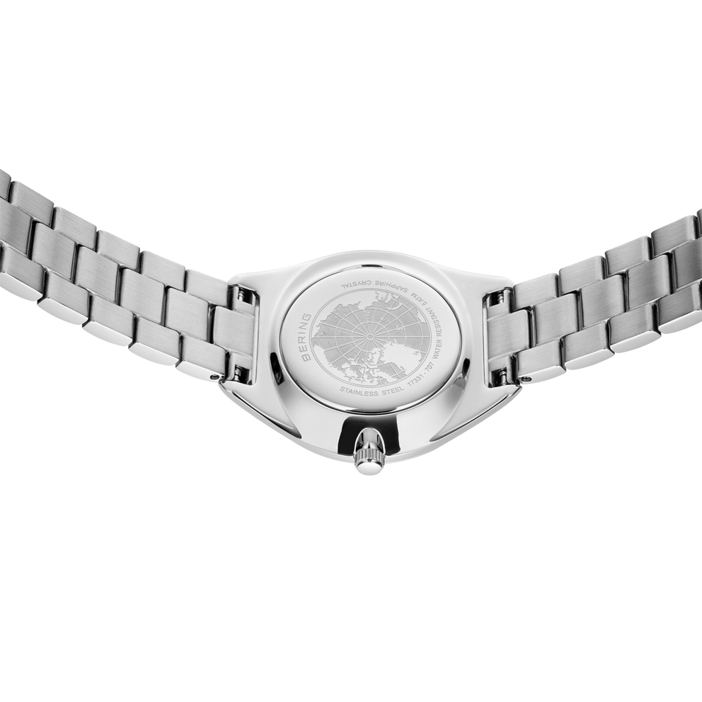 Vista inferiore orologio acciaio con bracciale a maglie, quadrante rotondo e corona