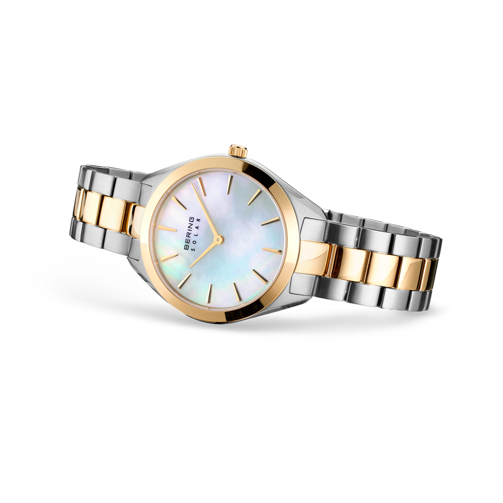 Vista laterale dell'orologio con quadrante azzurro e cinturino bicolore oro rosa e acciaio.