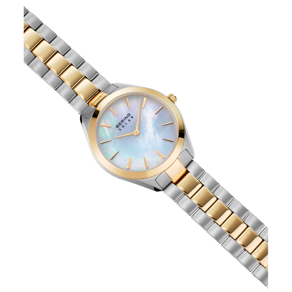 Orologio BERING bicolore con bracciale in acciaio e oro, quadrante blu chiaro e indici applicati.