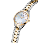 Orologio BERING bicolore con quadrante azzurro chiaro, cassa argento e oro e cinturino coordinato in visuale angolata.