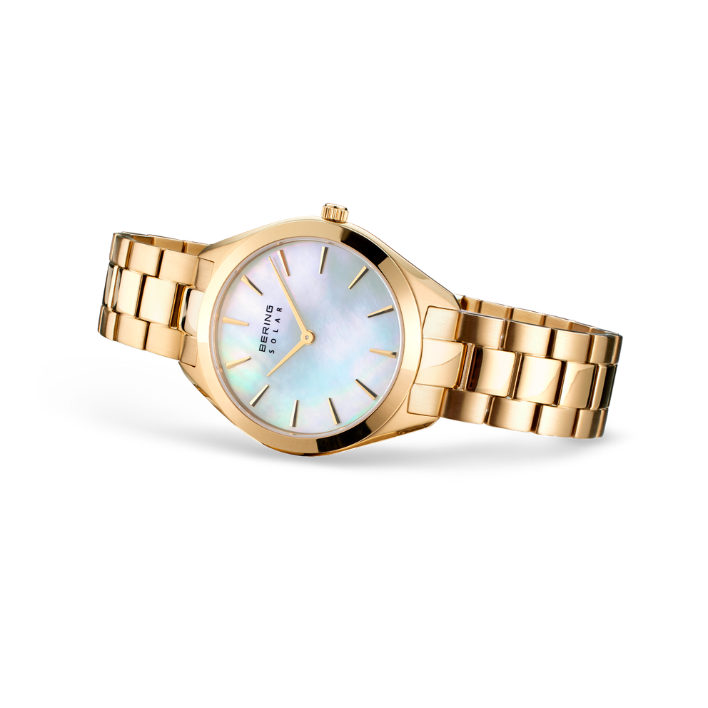 Orologio dorato con quadrante azzurro chiaro e bracciale a maglie, vista laterale
