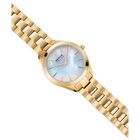 Orologio color oro con quadrante azzurro chiaro e cinturino in metallo allungato, vista inclinata