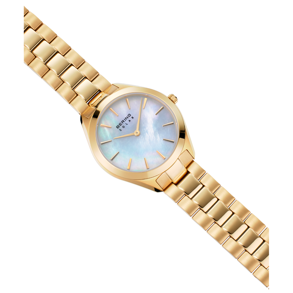 Orologio color oro con quadrante azzurro chiaro e cinturino in metallo allungato, vista inclinata