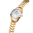 Orologio dorato con cinturino a maglie, quadrante chiaro e indici dorati in scorcio.