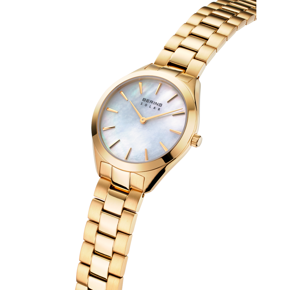Orologio dorato con cinturino a maglie, quadrante chiaro e indici dorati in scorcio.