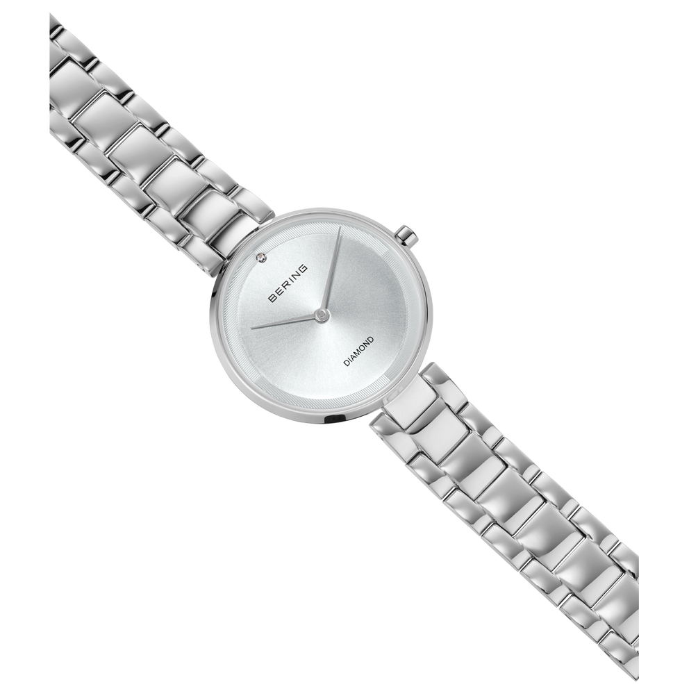 Montre-bracelet BERING argentée avec cadran rond et bracelet acier inoxydable, vue en angle