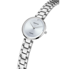 Montre-bracelet BERING argentée avec cadran blanc et bracelet métallique rectangulaire, vue d'angle