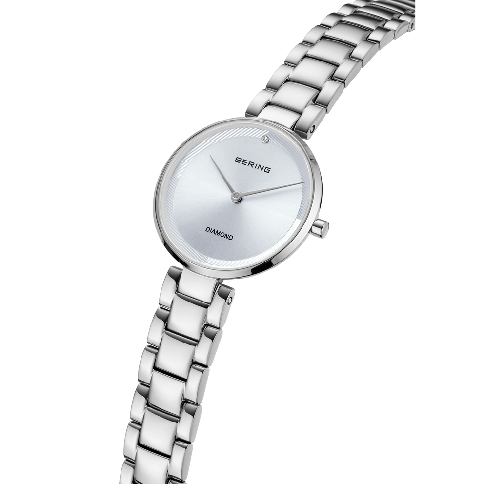 Montre-bracelet BERING argentée avec cadran blanc et bracelet métallique rectangulaire, vue d'angle