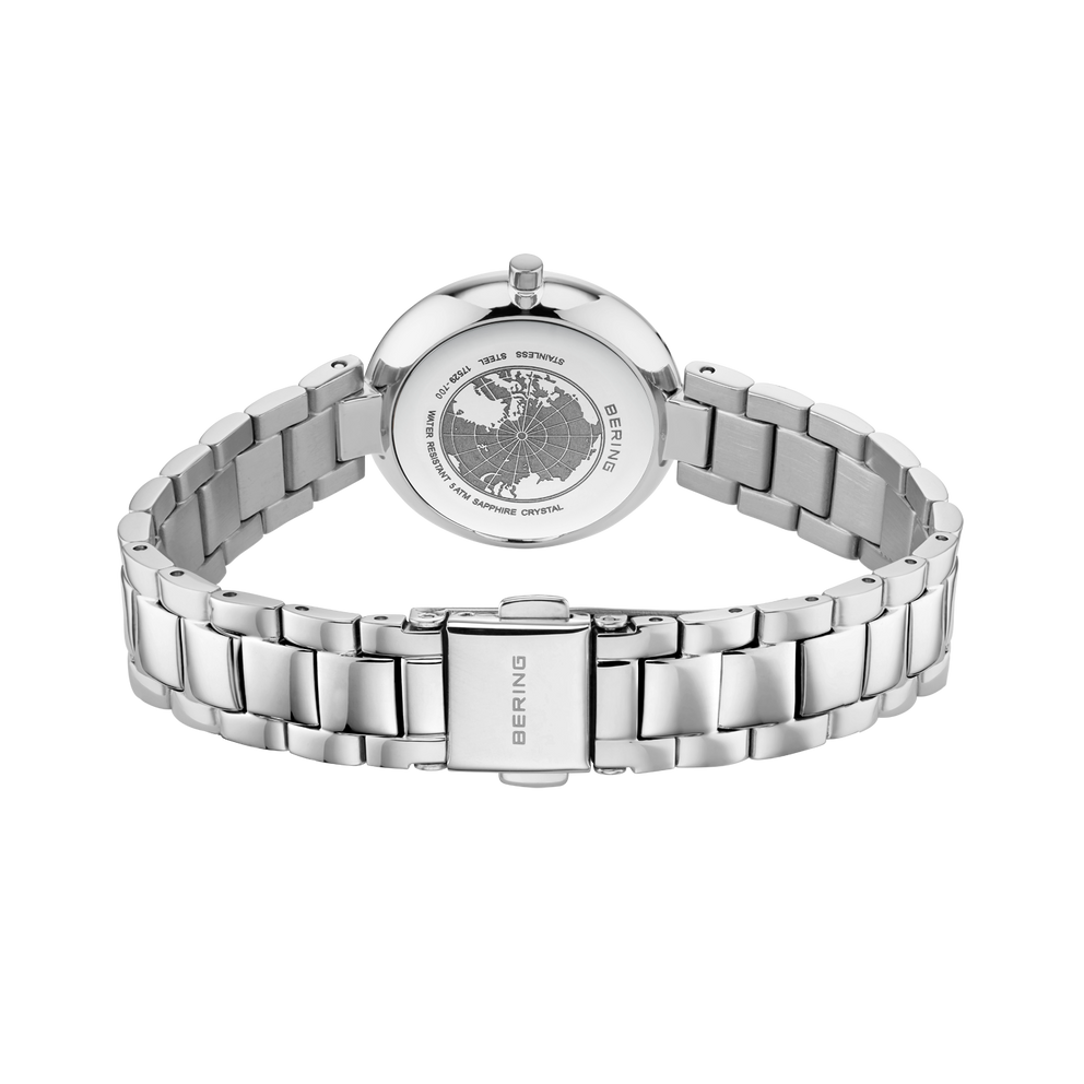Montre en acier argent avec caseback transparent affichant le mécanisme, bracelet en acier inoxydable.