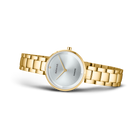 Reloj de pulsera dorado con pulsera de eslabones y esfera blanca, visto en ángulo.