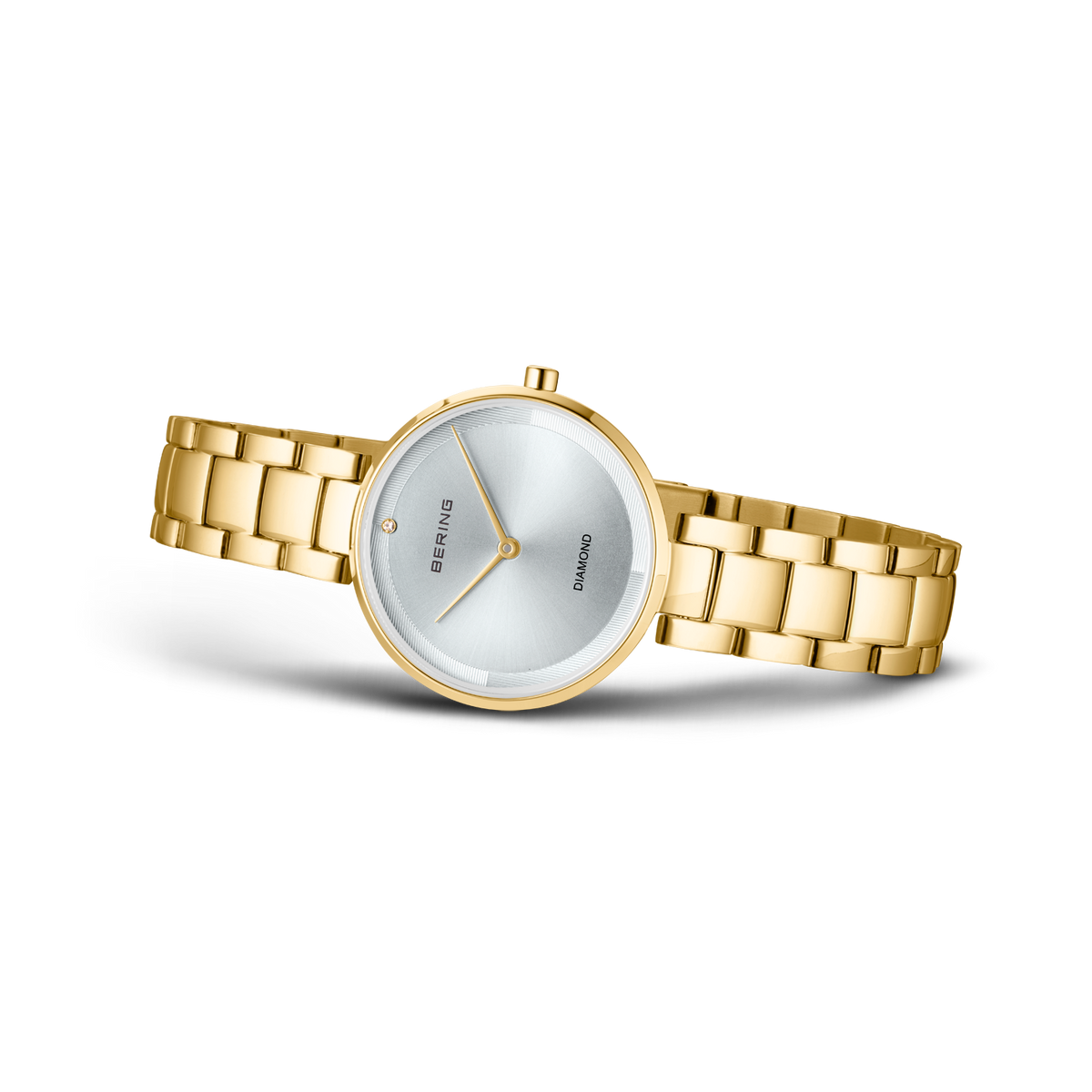 Reloj de pulsera dorado con pulsera de eslabones y esfera blanca, visto en ángulo.
