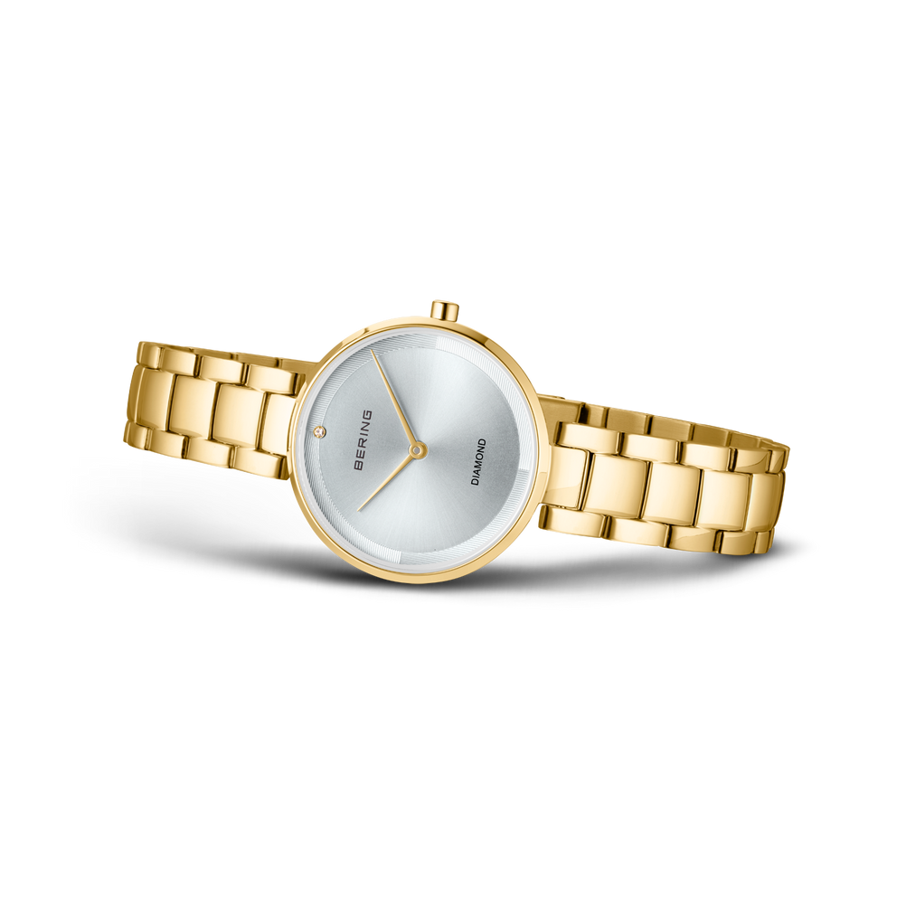 Reloj de pulsera dorado con pulsera de eslabones y esfera blanca, visto en ángulo.