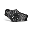 Reloj de pulsera de metal negro con esfera minimalista y marcadores de horas blancos, vista de tres cuartos