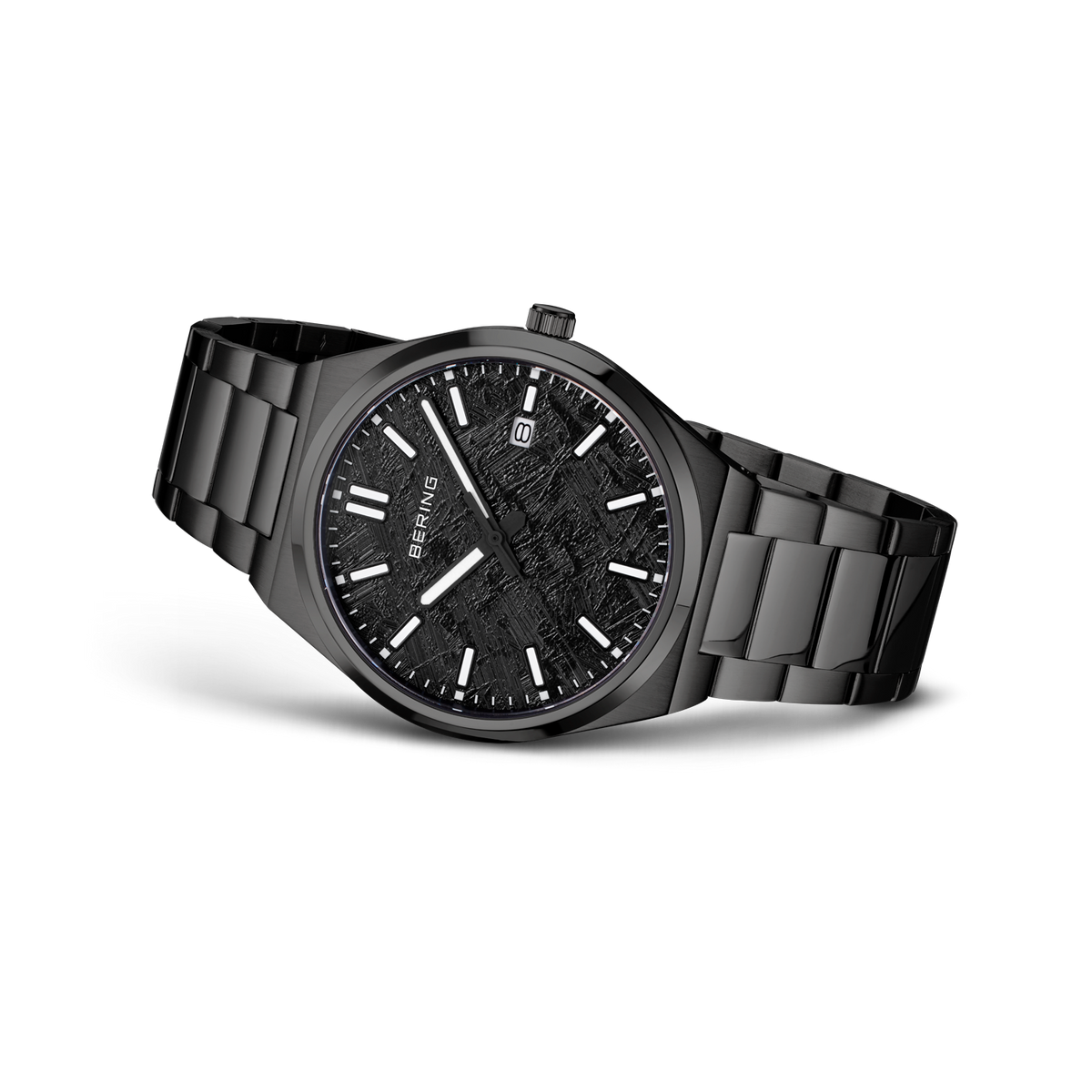 Reloj de pulsera de metal negro con esfera minimalista y marcadores de horas blancos, vista de tres cuartos