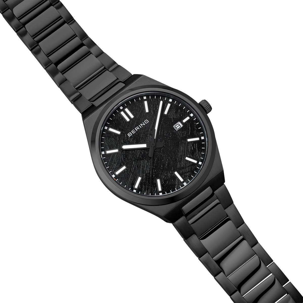 Reloj de pulsera negro con pulsera de eslabones metálicos, fotografiado en ángulo mostrando la esfera con marcadores blancos