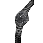 Reloj BERING con caja gris oscuro y esfera blanca, vista angular mostrando la pulsera de metal completa