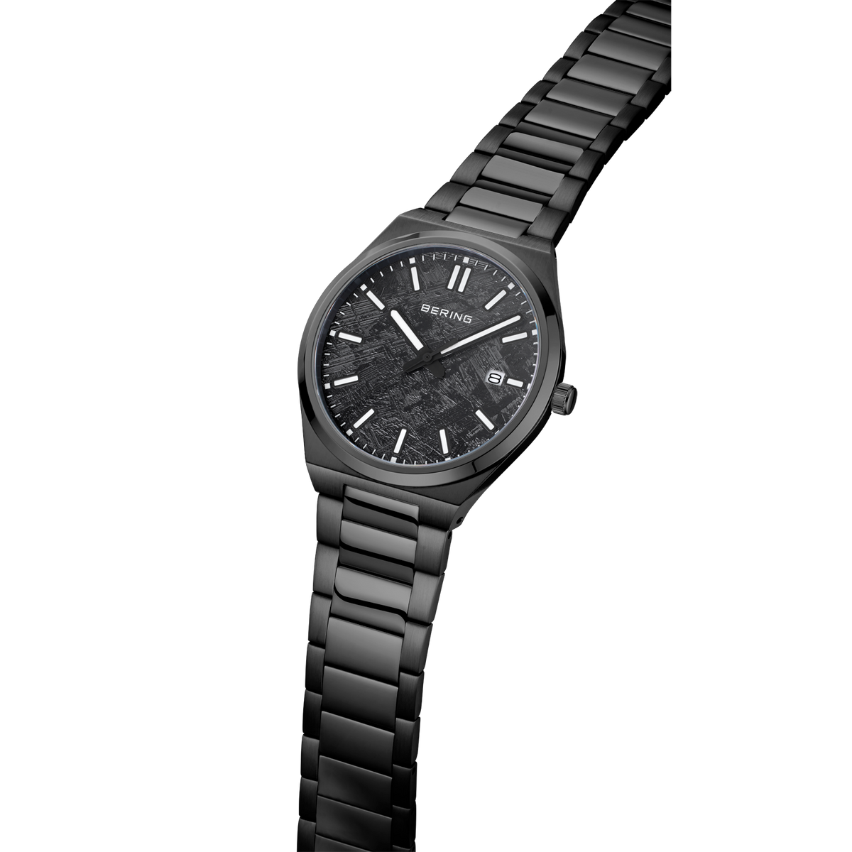 Reloj BERING con caja gris oscuro y esfera blanca, vista angular mostrando la pulsera de metal completa